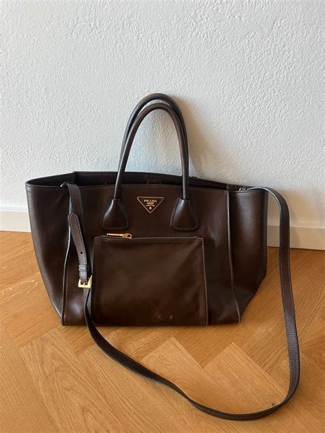 dubkelbraun goldene prada tasche|Prada.